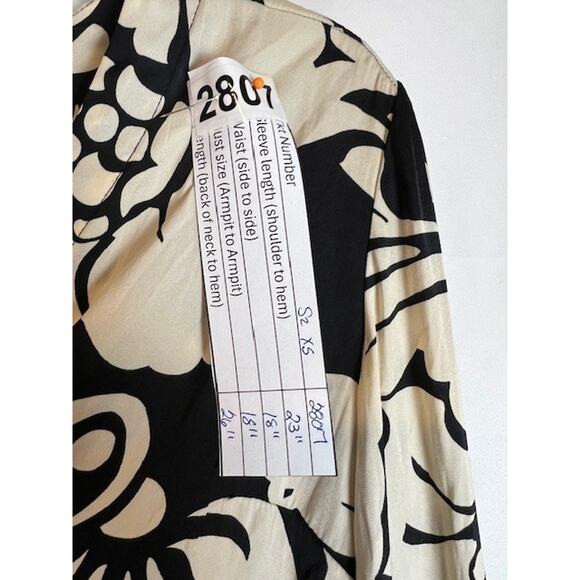 T TAHARI Women’s Black and Ivory Floral Blouse Size XS. - Picture 7 of 7